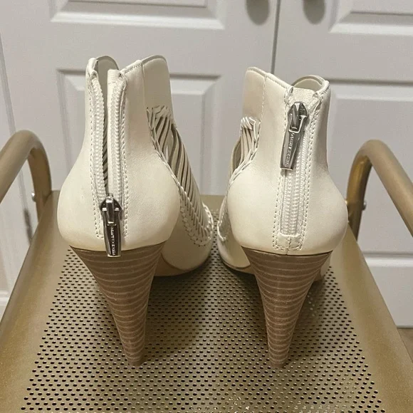 Vince Camuto. Off white/beige - Picture 3 of 4